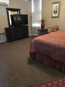 King Room room in The Courtland Hotel & Spa