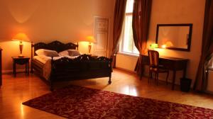 Deluxe Triple Room room in Kartanohotelli Karhulan Hovi
