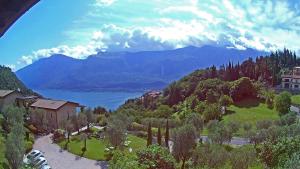 Casa Giacomina garden and Lake view by Gardadomusmea