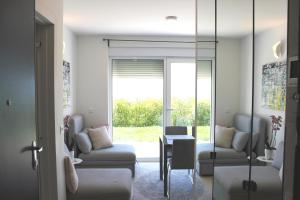 Studio apartment Miramare breakfast and parking