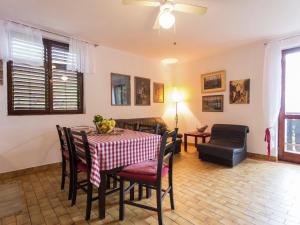 Apartment in Seline with garden