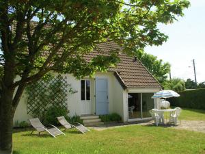 Cozy Holiday Home in Saint-Germain-sur-Ay with garden