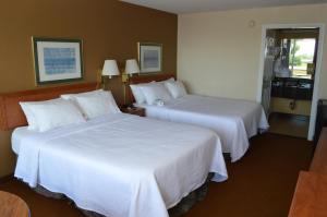 Queen Room with Two Queen Beds - Smoking room in Ontario Airport Inn