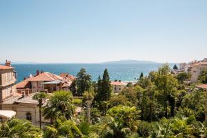 Piano Nobile & Penthouse in Villa Near Beach