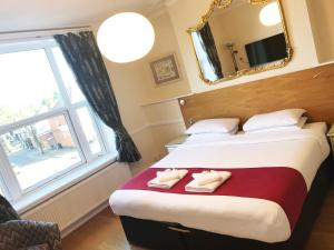 Deluxe Family Room room in Gidea Park Hotel