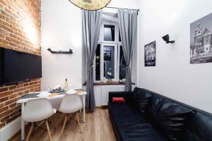 2 Nights Apartments - great location, right next to Main Rail and Bus Station, 10 min to Main Square by foot