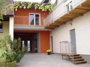 Ferienhof Weingut Lunzer - 哈尔布图恩