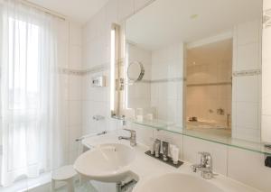 Standard Double Room - Queen Bed room in Metropole Swiss Quality Hotel