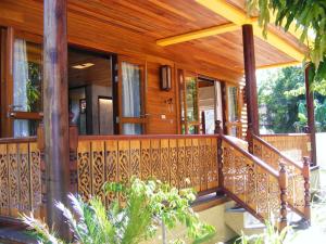 Baan Banyan Villa, wood house short walk to Mae Nam beach