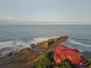 Magnific Rock - Surf Resort & Yoga Retreat Nicaragua