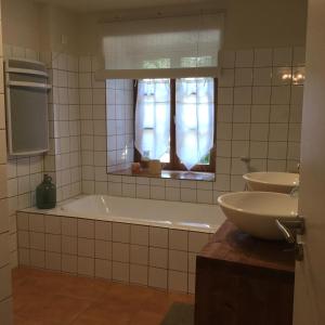 B&B / Chambres d'hotes La Maison Bleue : Chambre Lit King-Size - Vue sur Jardin