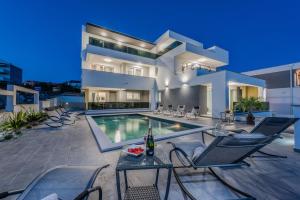 Villa Magnifica Penthouse with Jacuzzi 