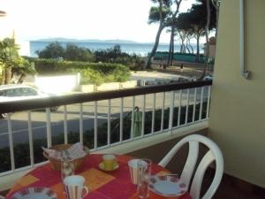 Apartment (4 Adults) room in Appartement Hyères 2 pièces 4 personnes - FR-1-335-52