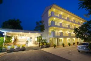 Charn Residence - Ban Rong Khoei