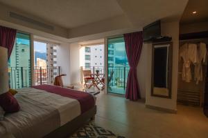 910-3000 Grand Venetian P.V.