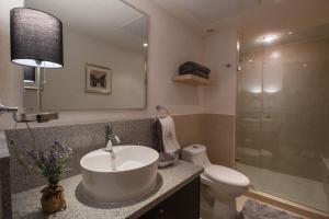 910-3000 Grand Venetian P.V.