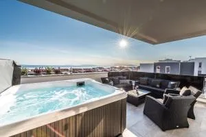 Villa Magnifica Penthouse with Jacuzzi - Novalja