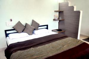 Radhanand Holiday Home