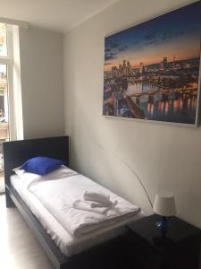 Single Room with Shared Shower and Toilet room in Main Hotel Frankfurt City Hauptbahnhof