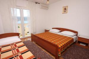 Triple Room with Balcony and Sea View room in Triple Room Metajna 6378d
