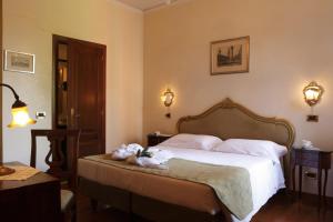 Junior Suite room in Pensione Accademia - Villa Maravege