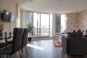 Contemporary & Homely Penthouse, 2 mins walk from Cambridge Station, lift access, secured gated on-site parking, self check-in, SUPER Fast WIFI, Terrace & Sleeps 6