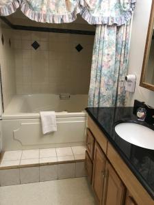 7 Gables Inn & Suites