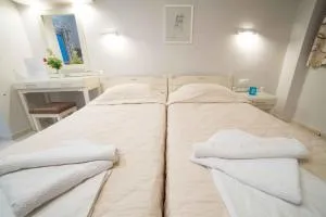 Athena Apartments - Orné