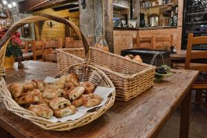 Hotels Logis Hotel Les Ancolies : photos des chambres