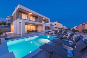 Apartments with pool Villa Zora 