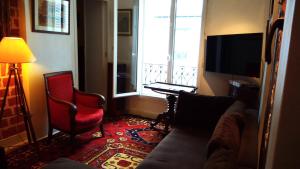 Very French Two Bedroom in the Heart of Paris