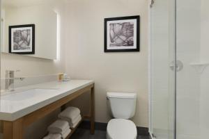 King Room - Non-Smoking room in Ramada by Wyndham Beaver Falls