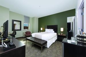 Executive Queen Room room in Kellogg Conference Hotel at Gallaudet University