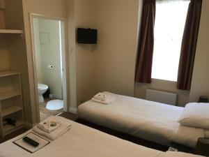 Standard Twin Room room in The Island & Fairfield