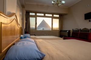 Triple Room with Pyramids View room in Guardian Guest House