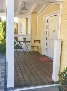 Zimmer mit Bad und Balkon