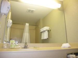 King Suite with Whirlpool room in Country Inn & Suites by Radisson Ithaca NY