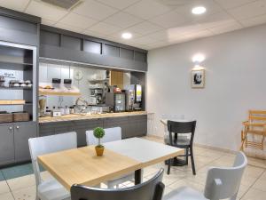 Hotels B&B HOTEL Villeneuve Loubet Village : photos des chambres