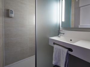 Hotels B&B HOTEL Villeneuve Loubet Village : photos des chambres