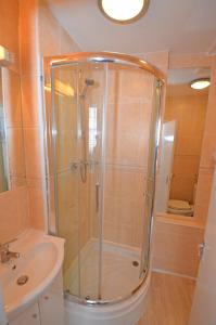 Twin Room with Private Bathroom room in Parkwood Hotel