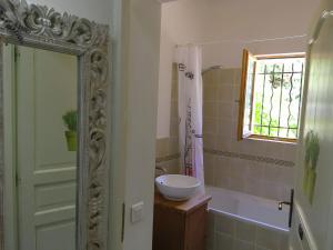Three-Bedroom Holiday Home  room in Quaint Holiday Home with Private Pool in Lorgues France