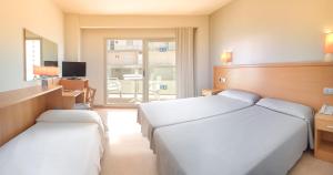Double Room with Extra Bed and Balcony (2 Adults + 1 Child) room in Hotel RH Gijón & Spa
