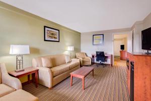 King Suite - Non-Smoking room in Baymont by Wyndham Jacksonville Orange Park