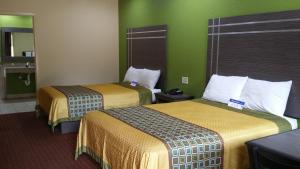 Queen Room with Two Queen Beds - Smoking room in Americas Best Value Inn & Suites Northeast Houston