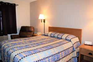 Queen Room - Disability Access room in Country Inn Libby