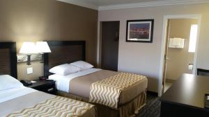 Double Room with Two Double Beds - Non-Smoking room in Travelodge by Wyndham Eureka