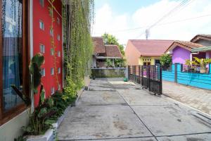 RedDoorz near Hartono Mall