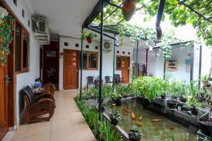 RedDoorz near Hartono Mall