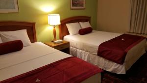 Deluxe Queen Room room in Scottish Inns Niagara Falls