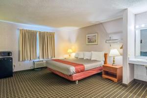 Deluxe King Room - Non-Smoking room in Motel 6-Grand Rapids MI - Northeast